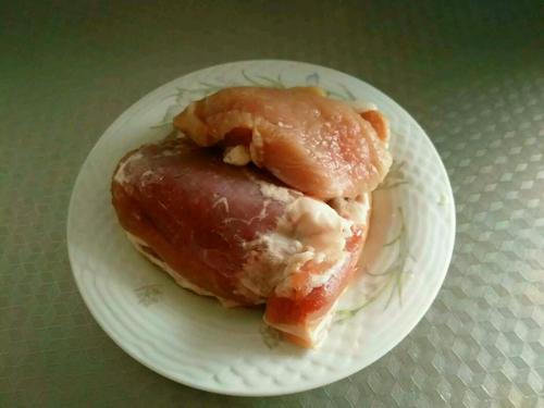 <a href=/shicai/rouqin/ZhuRou/index.html target=_blank><u>猪肉</u></a>酸菜炖<a href=/shicai/mimian/FenTiao/index.html target=_blank><u>粉条</u></a>的做法