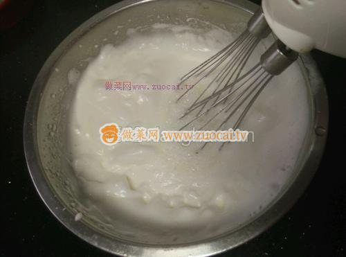 电饭煲<a href=/shicai/mimian/SuanNai/index.html target=_blank><u>酸奶</u></a>蛋糕的做法