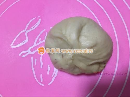 豆沙小<a href=/shicai/mimian/MianBao/index.html target=_blank><u>面包</u></a>的做法