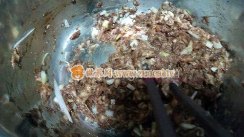 <a href=/shicai/rouqin/ZhuRou/index.html target=_blank><u>猪肉</u></a><a href=/shicai/shucai/XiHuLu/index.html target=_blank><u>西葫芦</u></a>锅贴的做法