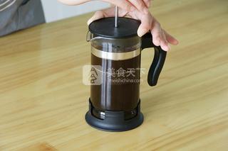 咖啡<a href=/shicai/mimian/NiuNai/index.html target=_blank><u>牛奶</u></a>棒冰的做法步骤：5