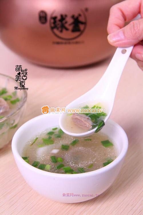 一碗暖粒粒的<a href=/shicai/rouqin/YangRou/index.html target=_blank><u>羊肉</u></a>汤的做法