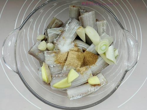 脆皮干炸<a href=/shicai/shuichanpin/DaiYu/index.html target=_blank><u>带鱼</u></a>的做法