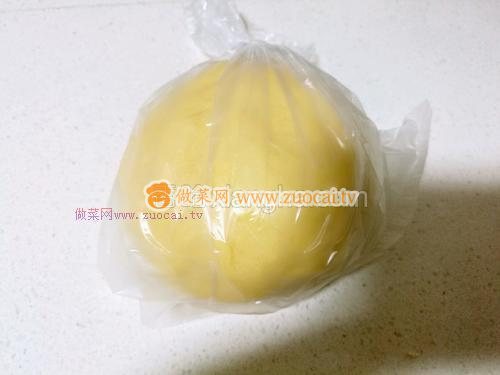 <a href=/shicai/guopin/CaoMei/index.html target=_blank><u>草莓</u></a>酱夹心编织饼干的做法