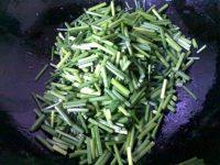 肉丝<a href=/shicai/mimian/DouGan/index.html target=_blank><u>豆干</u></a>炒韭苔的做法步骤6