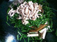 肉丝<a href=/shicai/mimian/DouGan/index.html target=_blank><u>豆干</u></a>炒韭苔的做法步骤8