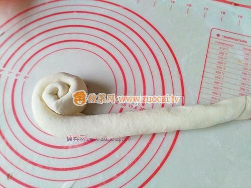 <a href=/shicai/guopin/ZhiMa/index.html target=_blank><u>芝麻</u></a><a href=/shicai/mimian/JiangYou/index.html target=_blank><u>酱油</u></a>饼的做法