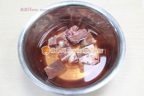 一碗暖粒粒的<a href=/shicai/rouqin/YangRou/index.html target=_blank><u>羊肉</u></a>汤的做法