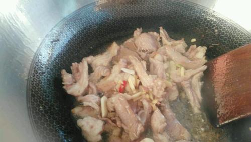 洋<a href=/shicai/shucai/cong/index.html target=_blank><u>葱</u></a>烧肉的做法