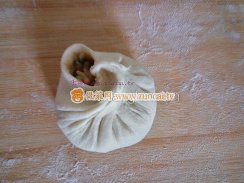 <a href=/shicai/rouqin/ZhuRou/index.html target=_blank><u>猪肉</u></a>大<a href=/shicai/shucai/cong/index.html target=_blank><u>葱</u></a>馅包子的做法