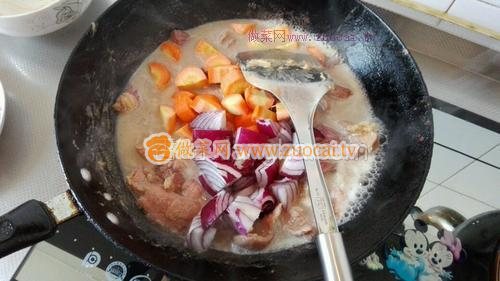 卡通兔咖喱<a href=/shicai/rouqin/NiuRou/index.html target=_blank><u>牛肉</u></a>饭的做法