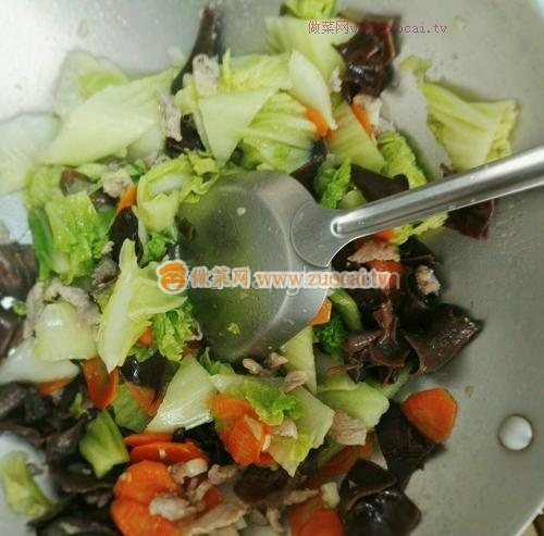 胡<a href=/shicai/shucai/LuoBo/index.html target=_blank><u>萝卜</u></a>炒白菜的做法