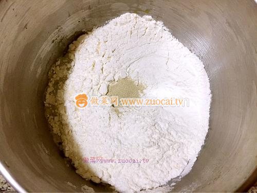 <a href=/shicai/mimian/NaiLao/index.html target=_blank><u>奶酪</u></a><a href=/shicai/mimian/MianBao/index.html target=_blank><u>面包</u></a>的做法