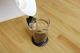 咖啡<a href=/shicai/mimian/NiuNai/index.html target=_blank><u>牛奶</u></a>棒冰的做法步骤：2