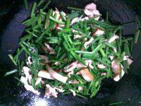 肉丝<a href=/shicai/mimian/DouGan/index.html target=_blank><u>豆干</u></a>炒韭苔的做法步骤9
