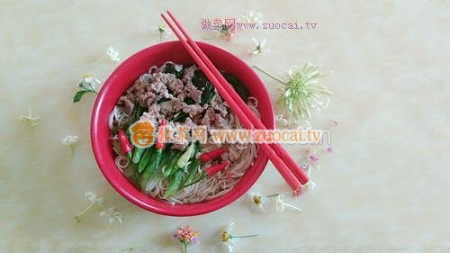 自制<a href=/shicai/rouqin/shourou/index.html target=_blank><u>瘦肉</u></a><a href=/shicai/shucai/QingCai/index.html target=_blank><u>青菜</u></a>汤面的做法