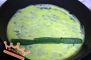 <a href=/shicai/shucai/QiuKui/index.html target=_blank><u>秋葵</u></a>厚蛋烧的做法步骤：4
