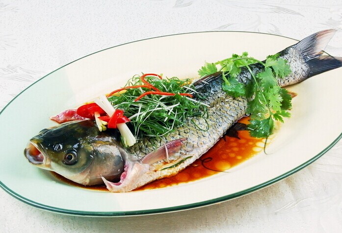 清蒸<a href=/shicai/shuichanpin/CaoYu/index.html target=_blank><u>草鱼</u></a>怎么做好吃