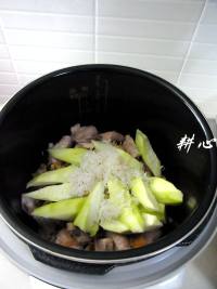 <a href=/shicai/shucai/SiGua/index.html target=_blank><u>丝瓜</u></a><a href=/shicai/rouqin/PaiGu/index.html target=_blank><u>排骨</u></a>粥的做法步骤5
