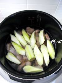 <a href=/shicai/shucai/SiGua/index.html target=_blank><u>丝瓜</u></a><a href=/shicai/rouqin/PaiGu/index.html target=_blank><u>排骨</u></a>粥的做法步骤6