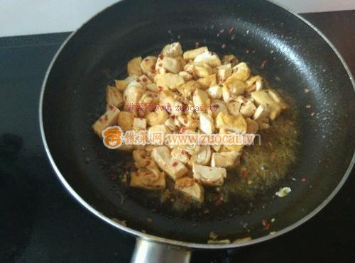 家常<a href=/shicai/mimian/DouFu/index.html target=_blank><u>豆腐</u></a>丁的做法