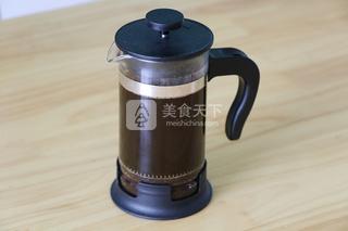 咖啡<a href=/shicai/mimian/NiuNai/index.html target=_blank><u>牛奶</u></a>棒冰的做法步骤：4
