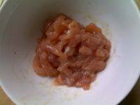 肉丝<a href=/shicai/mimian/DouGan/index.html target=_blank><u>豆干</u></a>炒韭苔的做法步骤1