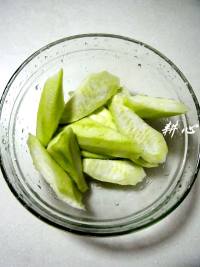 <a href=/shicai/shucai/SiGua/index.html target=_blank><u>丝瓜</u></a><a href=/shicai/rouqin/PaiGu/index.html target=_blank><u>排骨</u></a>粥的做法步骤4