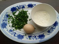 韭菜<a href=/shicai/rouqin/JiDan/index.html target=_blank><u>鸡蛋</u></a>饼的做法步骤1