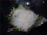 <a href=/shicai/shucai/LuoBo/index.html target=_blank><u>萝卜</u></a>腊肠粑粑的做法步骤7