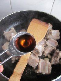 红烧<a href=/shicai/rouqin/PaiGu/index.html target=_blank><u>排骨</u></a><a href=/shicai/shucai/LianOu/index.html target=_blank><u>莲<a href=/shicai/shucai/Ou/index.html target=_blank><u>藕</u></a></u></a>的做法步骤5