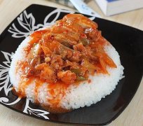 泡菜鸡肉盖饭的做法视频