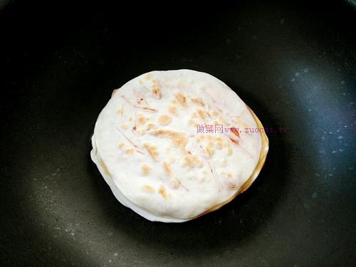 <a href=/shicai/mimian/JiaoZiPi/index.html target=_blank><u>饺子皮</u></a>版的菜饼的做法