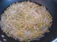 凉拌自发<a href=/shicai/mimian/LvDou/index.html target=_blank><u>绿豆</u></a>芽的做法步骤12