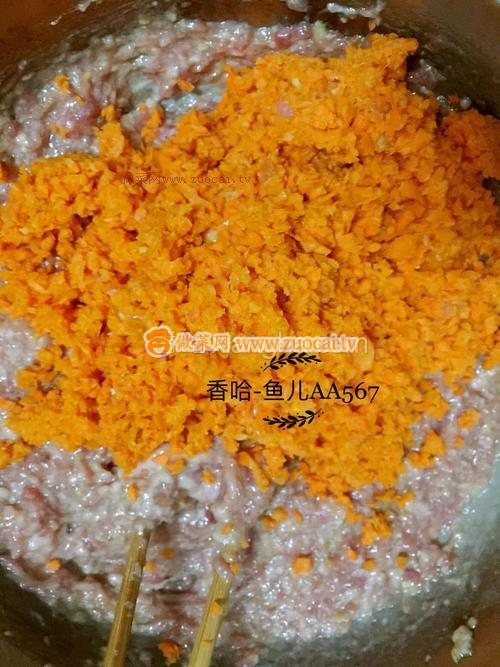 <a href=/shicai/rouqin/YangRou/index.html target=_blank><u>羊肉</u></a>胡<a href=/shicai/shucai/LuoBo/index.html target=_blank><u>萝卜</u></a>饺子的做法