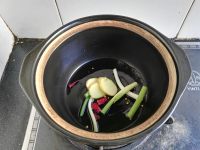 酸菜肥肠砂锅的做法步骤4