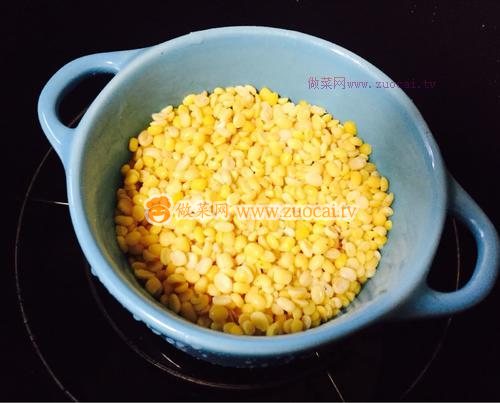 <a href=/shicai/mimian/LvDou/index.html target=_blank><u>绿豆</u></a>饼的做法