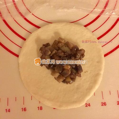 奶汁<a href=/shicai/shucai/TuDou/index.html target=_blank><u>土豆</u></a><a href=/shicai/mimian/MianBao/index.html target=_blank><u>面包</u></a>的做法