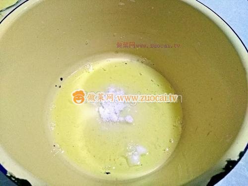  <a href=/shicai/shucai/NanGua/index.html target=_blank><u>南瓜</u></a>泥蛋糕卷的做法