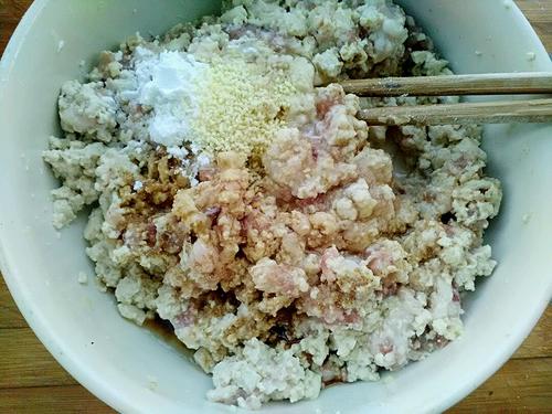 <a href=/shicai/mimian/DouFu/index.html target=_blank><u>豆腐</u></a><a href=/shicai/rouqin/ZhuRou/index.html target=_blank><u>猪肉</u></a>丸子的做法