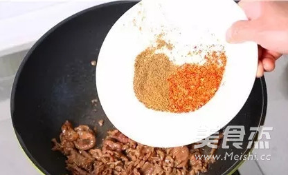 爱煮食的炒烤<a href=/shicai/rouqin/NiuRou/index.html target=_blank><u>牛肉</u></a>的做法