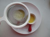 <a href=/shicai/diaoweipin/jiang/index.html target=_blank><u>姜</u></a>汁炖蛋的做法步骤9