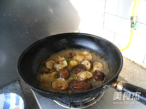 <a href=/shicai/shucai/XiangGu/index.html target=_blank><u>香菇</u></a>油菜的做法