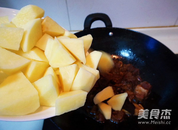 九阳炒菜机#迟rowrow私房菜谱：<a href=/shicai/shucai/TuDou/index.html target=_blank><u>土豆</u></a>焖<a href=/shicai/rouqin/NiuRou/index.html target=_blank><u>牛肉</u></a>的做法