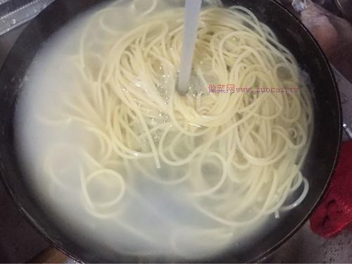 松茸<a href=/shicai/rouqin/PeiGen/index.html target=_blank><u>培根</u></a>炒<a href=/shicai/mimian/YiMian/index.html target=_blank><u>意面</u></a>的做法