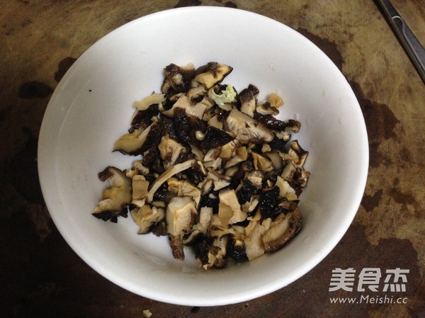 <a href=/shicai/rouqin/ZhuRou/index.html target=_blank><u>猪肉</u></a><a href=/shicai/shucai/DongGu/index.html target=_blank><u>冬菇</u></a>肠粉的做法