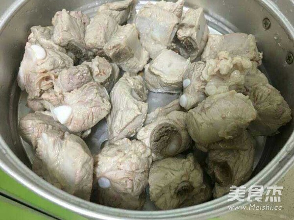 蒜酱<a href=/shicai/rouqin/PaiGu/index.html target=_blank><u>排骨</u></a>的做法