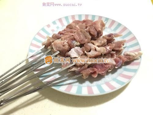 烤<a href=/shicai/rouqin/YangRou/index.html target=_blank><u>羊肉</u></a>串的做法