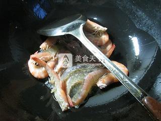 鲜虾煮<a href=/shicai/mimian/FenSi/index.html target=_blank><u>粉丝</u></a>的做法步骤：3