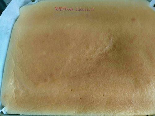 <a href=/shicai/guopin/CaoMei/index.html target=_blank><u>草莓</u></a>酱蛋糕卷的做法
